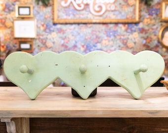 Vintage grünes Herz-Hakenregal aus Holz | Wandhaken im Landhausstil