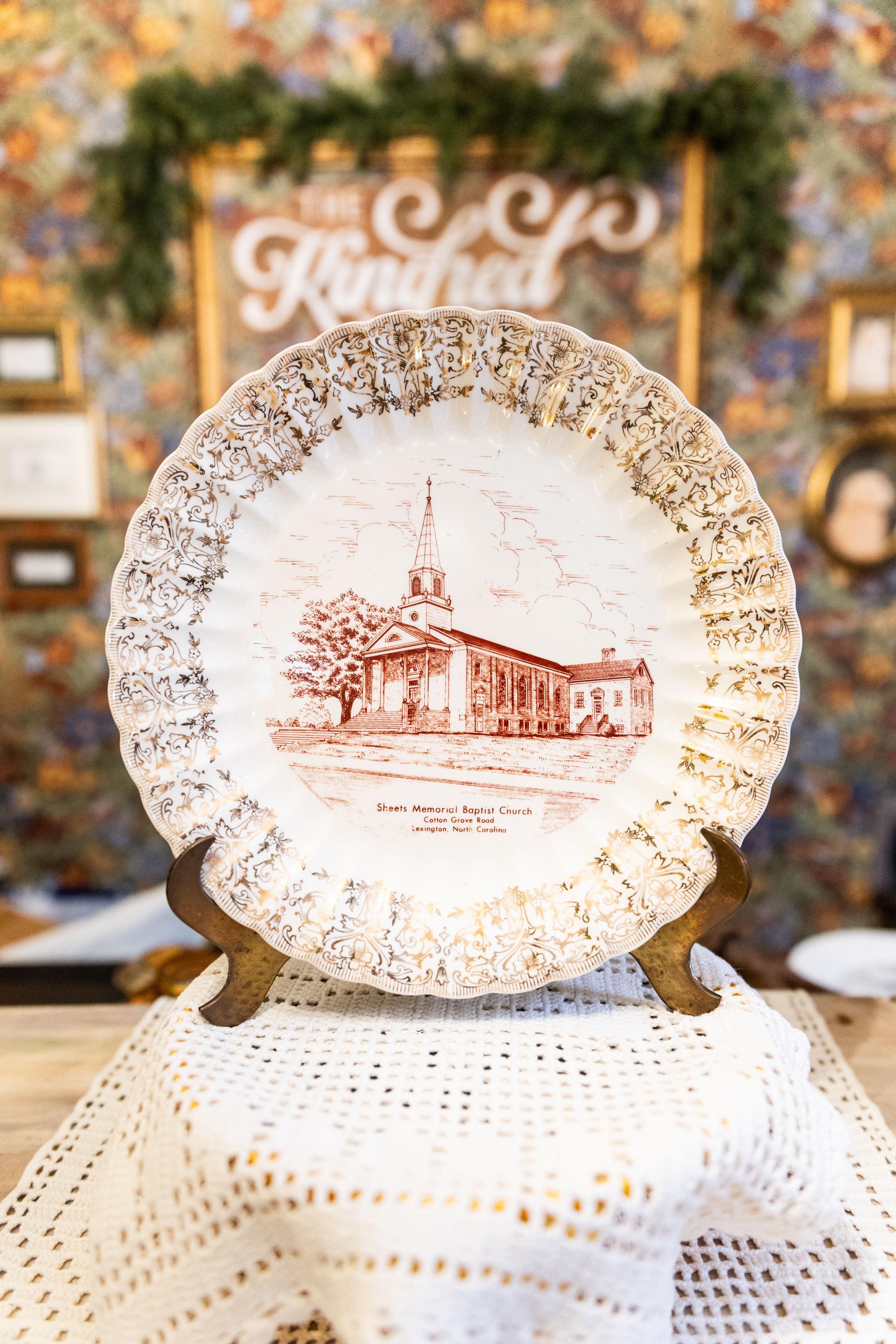   1928年 イヤープレート 教会に向かう牧師 Commemorative Church Plate - Etsy