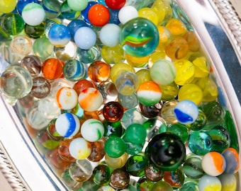 Verschiedene Glasmurmeln, Vintage- und moderne Kollektion, bunte Nostalgietasche