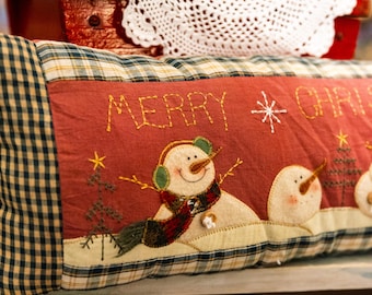 Besticktes Schneemann-Lendenkissen, karierte Weihnachtsdeko, winterliches Wohnaccessoire