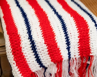 Vintage Häkeldecke, rot-weiß-blau, geometrisches Muster, mit Fransen