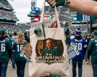 Puede incluir: Una bolsa de tela beige con un gráfico de Benjamin Franklin en una camiseta verde y el texto "None Liketh Unto Us, and We Careth Not." La bolsa contiene un libro, un balón de fútbol americano, una botella de agua, gafas y varios boletos.
