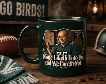 Puede incluir: Una taza de cerámica verde oscuro con un gráfico de Benjamin Franklin vistiendo una camiseta de fútbol americano verde con el número 76. El texto dice "None Liketh Unto Us, and We Careth Not", con "Gazette" y "Philly's Finest" al fondo.