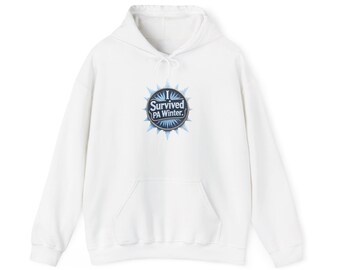 Puede incluir: Sudadera con capucha blanca con bolsillo delantero y cordón. La sudadera presenta un gráfico circular en el pecho con el texto "I Survived PA Winter". El gráfico tiene una combinación de colores azul y blanco.