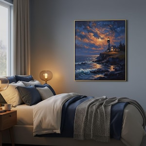 Pu&ograve; includere: Un dipinto incorniciato raffigura una scena costiera con un faro al tramonto. L'opera presenta una cornice dorata, un cielo drammatico con sfumature arancioni e blu e un faro illuminato che si affaccia sull'oceano. Il dipinto &egrave; appeso sopra un letto con lenzuola blu e bianche.