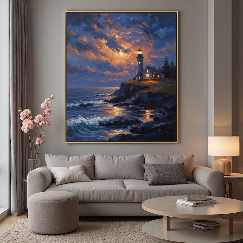Pu&ograve; includere: Dipinto incorniciato raffigurante un faro su una scogliera al tramonto. Il cielo &egrave; pieno di nuvole arancioni e blu, e le onde dell'oceano si infrangono sulla costa rocciosa. Il faro &egrave; bianco con la parte superiore nera.