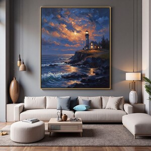Pu&ograve; includere: Un grande dipinto incorniciato raffigura una scena costiera con un faro al tramonto. L'opera presenta un cielo drammatico con sfumature arancioni e blu, onde che si infrangono e una costa rocciosa. Il faro &egrave; bianco con la parte superiore nera.