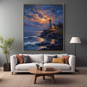 Pu&ograve; includere: Dipinto incorniciato di un faro su una scogliera che si affaccia sull'oceano al tramonto. Il cielo &egrave; pieno di nuvole arancioni e blu e l'acqua riflette la luce. Il dipinto &egrave; esposto sopra un divano bianco con cuscini colorati.