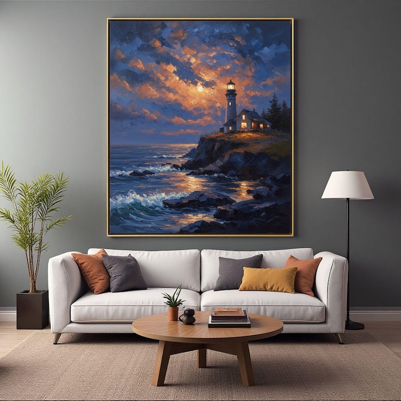 Pu&ograve; includere: Dipinto incorniciato di un faro su una scogliera che si affaccia sull'oceano al tramonto. Il cielo &egrave; pieno di nuvole arancioni e blu e l'acqua riflette la luce. Il dipinto &egrave; esposto sopra un divano bianco con cuscini colorati.