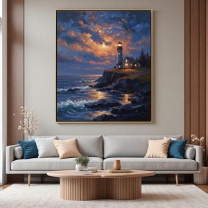 Pu&ograve; includere: Dipinto incorniciato di un faro su una costa rocciosa sotto un tramonto. Il cielo mostra tonalit&agrave; arancioni e blu, riflesse nel mare. Il faro &egrave; bianco con la parte superiore nera. L'opera evoca serenit&agrave; e la bellezza costiera.