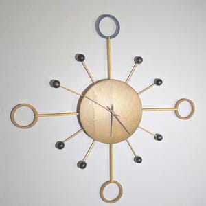 Handgjord klocka i björk med valnötsvisare i mitten av århundradet – 61 cm i diameter