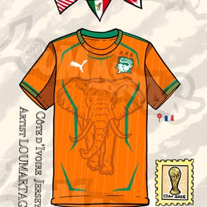 Peut inclure: Un maillot orange à manches courtes avec un grand motif d'éléphant sur le devant, des bordures vertes au col et aux manches, et un écusson avec trois étoiles. Au-dessus, trois fanions triangulaires et un timbre avec un trophée et CDM 2026.