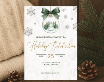 Könnte beinhalten: Weihnachtseinladung mit Aquarelldesign. Die Einladung zeigt eine transparente Kugel mit einem Schneemann und Bäumen, einer grünen Schleife und Schneeflocken. Der Text lautet "Holiday Celebration" und enthält Datum, Uhrzeit und Ort.