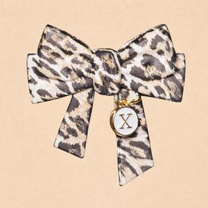 Adorno de paja con lazo de leopardo y dije inicial para Stanleys, vasos, etc.