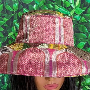 Chapeau en patchwork de soie vintage unique en son genre