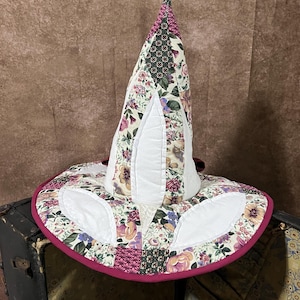 Quiltad häxhatt, vintage quiltad blommig häxhatt, bredbrättad halloweenhatt, handgjord häxkostymhatt med rosett