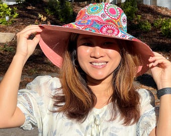 Leuchtend bunter Fischerhut aus leichtem Segeltuch mit weichem gepunktetem Korallenfutter