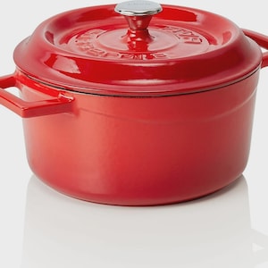 Op de afbeelding: Een felrode geëmailleerde gietijzeren braadpan met bijpassende deksel. De pot heeft twee rechthoekige handvatten en een zilverkleurige knop op het deksel. Ontworpen voor koken en bakken.