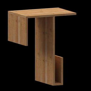 Puede incluir: Una mesa auxiliar de madera marrón claro con un diseño único en forma de T. La mesa presenta una parte superior rectangular y un soporte vertical con un espacio de almacenamiento abierto. La veta de la madera es visible, agregando textura.