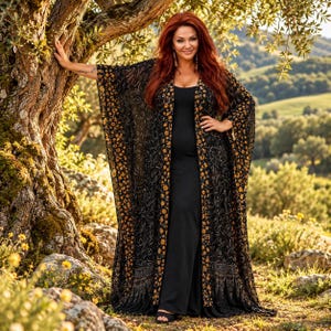 Peut inclure: Une robe noire longue jusqu'au sol portée sous un long kimono ouvert sur le devant. Le kimono présente une base sombre avec un motif complexe de petites fleurs jaunes et de feuillage, ainsi qu'une large bordure décorative sur les bords.