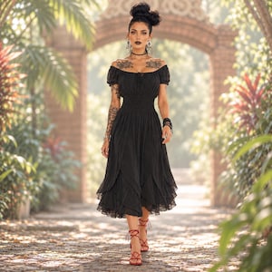 Puede incluir: Un vestido midi negro de hombros descubiertos con cintura fruncida, mangas cortas abullonadas y un dobladillo con volantes superpuestos. La prenda está confeccionada en tela texturizada e incluye un detalle de cordón en el centro del escote.