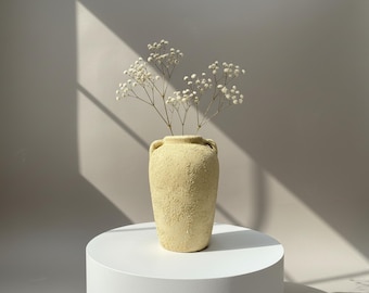 Jarrón de cerámica hecho a mano: Cerámica beige texturizada, decoración rústica para el hogar.
