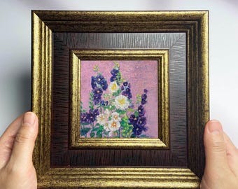 Handgeschilderd roze bloemenminiatuurolieverfschilderij met een vintage lijst – wanddecoratiekunst.
