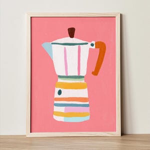Puede incluir: Una impresión artística enmarcada que presenta una colorida ilustración de una cafetera italiana. La cafetera es blanca con rayas rosas, una tapa marrón y un asa naranja. La base está rayada con varios colores sobre un fondo rosa.