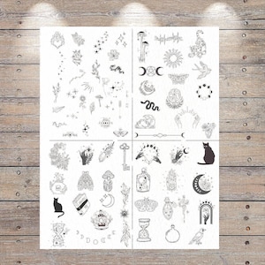Puede incluir: Una hoja blanca con una colección de diseños de tatuajes temporales en arte lineal negro. Las ilustraciones incluyen cuerpos celestes, lunas, estrellas, gatos, polillas, setas, manos, llaves, relojes de arena, frascos y elementos botánicos.