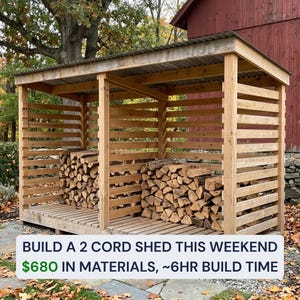 Può includere: Un deposito per legna in legno con tetto in metallo ondulato. Diviso in due sezioni piene di legna accatastata. Il testo sull'immagine recita: BUILD A 2 CORD SHED THIS WEEKEND. Struttura in legno chiaro.