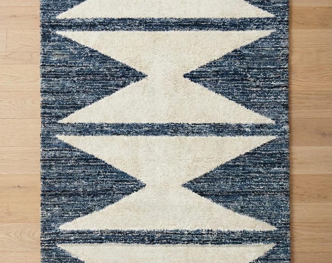 Hand-Tufted Denim modern rug with a textured rug pattern