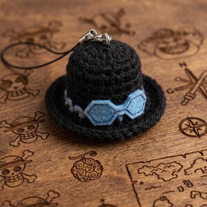 Handmade Crochet Anime Keychain, Custom Adventure Hat Bag Charm, Unique Manga Fan Gift, Personalized Cosplay Accessory, Cute Yarn Plushie Revolutionary Chief
