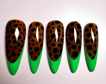 ¡Disponible en otros colores! Uñas postizas de lujo hechas a mano con estampado de guepardo verde y punta francesa pintadas a mano.