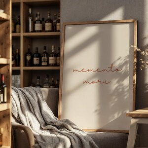 Memento Mori – ręcznie pisany druk | Pamiętaj, że musisz umrzeć | Plakat z terakoty z łacińskim pismem | Sztuka ścienna z filozofią stoicką | Pobieranie cyfrowe
