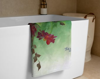 Toalla de baño azul con estampado floral