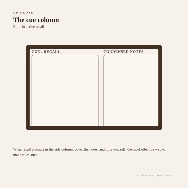Op de afbeelding: Een rechthoekig studiesjabloon met een donkerbruine rand met twee kolommen gelabeld CUE / RECALL en CONDENSED NOTES. De tekst UP CLOSE, The cue column, Built-in active recall en instructies voor zelfoverhoring zijn op de pagina afgedrukt.