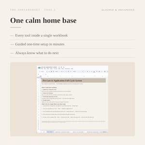 Puede incluir: Una plantilla de hoja de c&aacute;lculo digital titulada One calm home base, que presenta un sistema completo para solicitudes de derecho. La interfaz muestra pesta&ntilde;as para un centro de comando, calculadora de lista de escuelas, rastreador de becas y matriz de decisi&oacute;n, con instrucciones de configuraci&oacute;n.