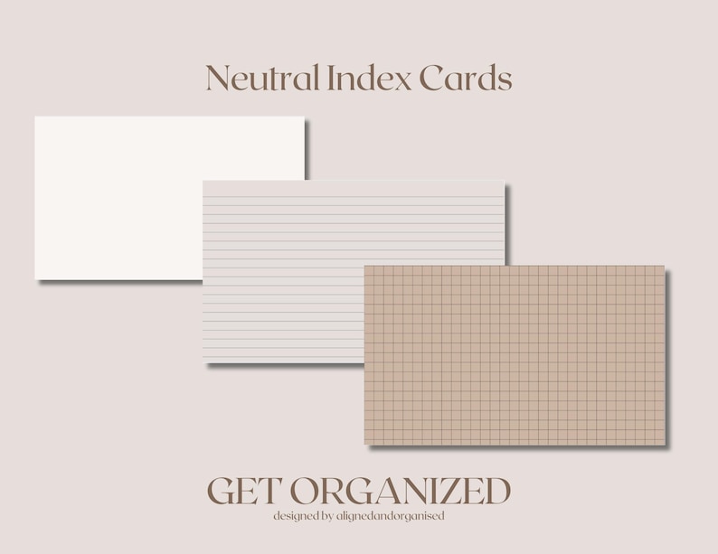 Może przedstawiać: Trzy neutralne karty indeksowe w r&oacute;żnych stylach: puste, w linie i w kratkę. Karty są w odcieniach bieli, beżu i brązu. Tekst "Neutral Index Cards" i "GET ORGANIZED" jest wyświetlany w brązowej czcionce.