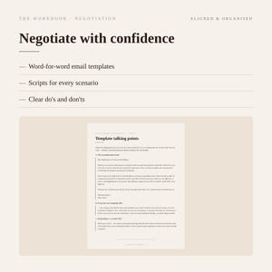 Puede incluir: Un libro de trabajo digital beige titulado Negotiation with confidence, que incluye secciones para plantillas de correo electr&oacute;nico palabra por palabra, guiones para cada escenario y consejos claros. La p&aacute;gina muestra puntos de conversaci&oacute;n.