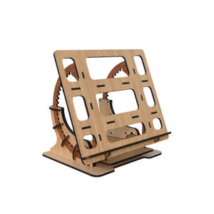 Puede incluir: Un organizador de escritorio de madera con un diseño similar a un engranaje. El organizador tiene un acabado marrón claro con detalles en marrón oscuro. Cuenta con múltiples recortes rectangulares y una base escalonada, adecuado para uso en oficina o en casa.