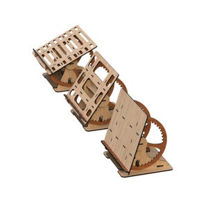 Può includere: Tre organizer da scrivania in legno con finitura marrone chiaro. Ogni organizer ha una base rettangolare, un lato a forma di ingranaggio e una parte superiore inclinata a doghe o piena. Il design sembra essere tagliato al laser.