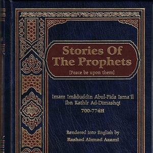 Puede incluir: Un libro de tapa dura azul oscuro con letras doradas y bordes decorativos. El título "Stories Of The Prophets" se muestra de forma destacada. El libro incluye el nombre del autor y la frase "Peace be upon them". También es visible el logotipo de Darussalam.