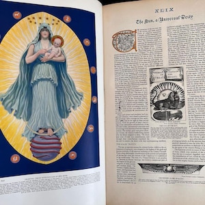 Könnte beinhalten: Eine Buchillustration zeigt eine Frau, die ein Baby hält, umgeben von einem goldenen Heiligenschein vor einem dunkelblauen Hintergrund. Die Frau trägt ein blaues Gewand und eine Kopfbedeckung. Der Text lautet "Himmlische Jungfrau mit einem Kind in ihren Armen."