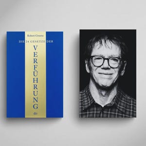 Könnte beinhalten: Ein Buchcover mit dem Titel "DIE 24 GESETZE DER VERFÜHRUNG" in goldener Schrift auf blauem Hintergrund und ein Schwarz-Weiß-Porträt eines Mannes mit Brille.