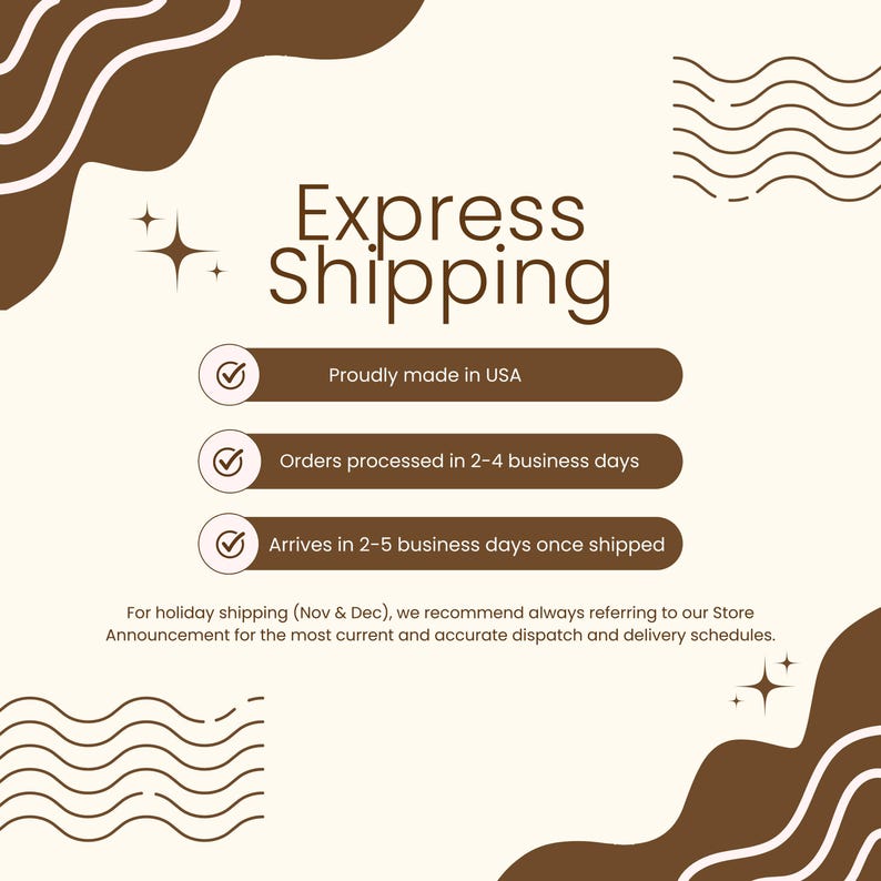 Może przedstawiać: Kremowa grafika z brązowymi kształtami dekoracyjnymi i tekstem. Tekst brzmi "Express Shipping" i zawiera informacje o czasie przetwarzania i dostawy. Dodatkowy tekst m&oacute;wi, że produkt jest dumnie wyprodukowany w USA.