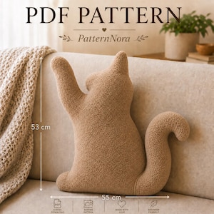 Op de afbeelding: Een beige, getextureerd kussen in de vorm van een kat met één opgeheven poot en een gekrulde staart. De afbeelding bevat de tekst PDF PATTERN en PatternNora, met maatlijnen die een hoogte van 53 cm en een breedte van 55 cm aangeven.