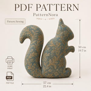 Puede incluir: Un patrón de costura en PDF para un peluche con forma de ardilla. La ardilla presenta una tela de color verde azulado con un patrón de hojas florales doradas. Mide 50 cm de alto y 57 cm de ancho. Incluye texto: PDF PATTERN, PatternNora, Pattern Sewing, HOME PRINT, PDF FILE.