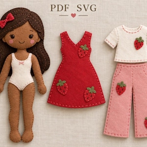 Puede incluir: Una muñeca de fieltro con cabello castaño oscuro y un lazo rojo, vistiendo un leotardo blanco. Se incluyen un vestido rojo con aplicaciones de fresas, y una blusa blanca de manga corta con pantalones rosas, ambos con detalles de fresas. Texto PDF SVG.