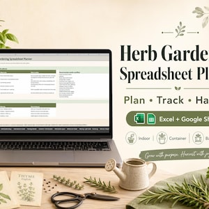 Op de afbeelding: Een laptop toont een spreadsheet met de titel "Herb Gardening Spreadsheet Planner". De afbeelding bevat kruiden in potten, zaadzakjes met de tekst "Basilicum" en "Tijm", een kleine gieter en de tekst "Plan, Track, Harvest".