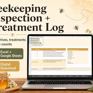 Puede incluir: Una computadora portátil muestra un registro de inspección y tratamiento de apicultura. La pantalla muestra una hoja de cálculo con campos de datos. La imagen incluye texto: "Beekeeping Inspection + Treatment Log", "Excel + Google Sheets". Un tarro de miel y un cucharón de miel están en primer plano.